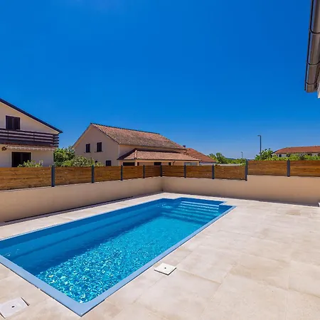 Сasa de vacaciones House Divna *